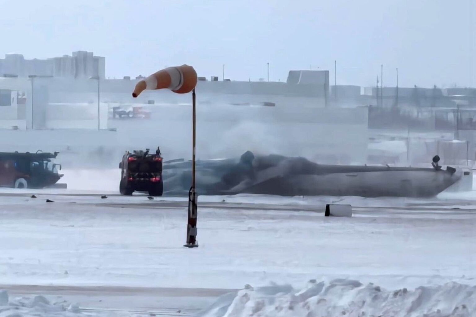 Breaking Delta Airlines CRJ900 crashes at Toronto Pearson airport